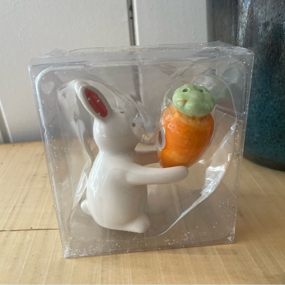 LAST CHANCE Cute Bunny Carrot Salt Pepper Shakers Stacking Kitchen Dining Decor - Picture 9 of 10